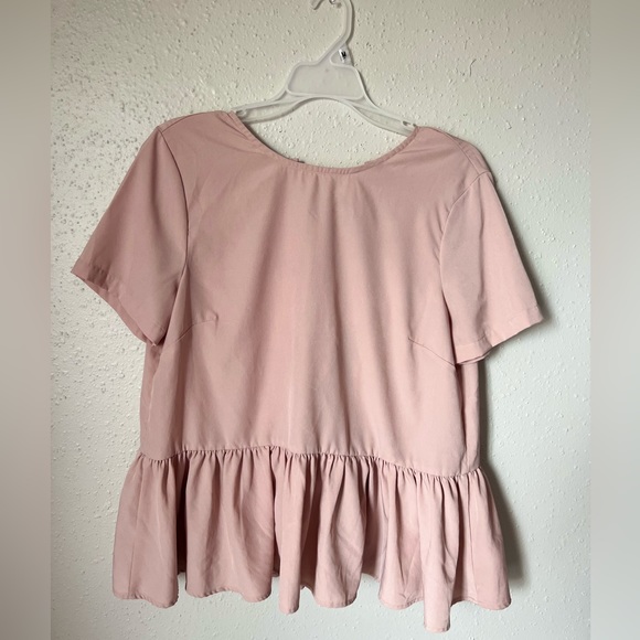 Hinge Pink Blush Open Bow Tie Back
Peplum Top Size Medium Short Sleeve - Picture 4 of 4